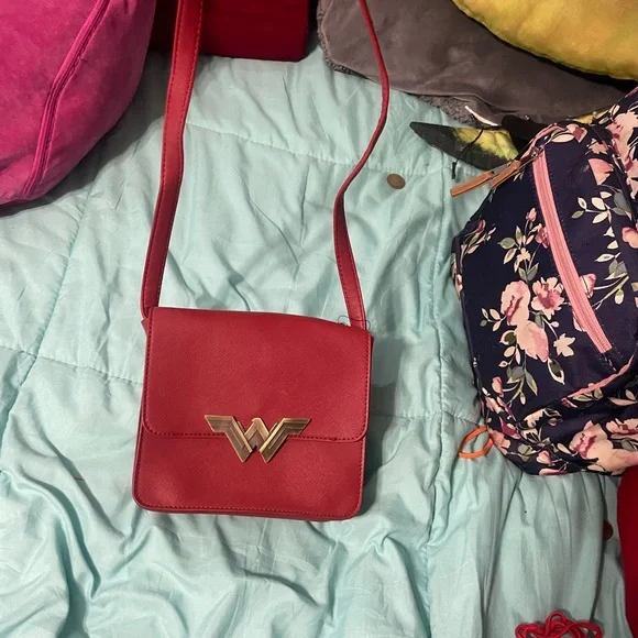 DC Comics Wonder Woman Red Crossbody Bag | Gold Logo Messenger Purse - Picture 6 of 7